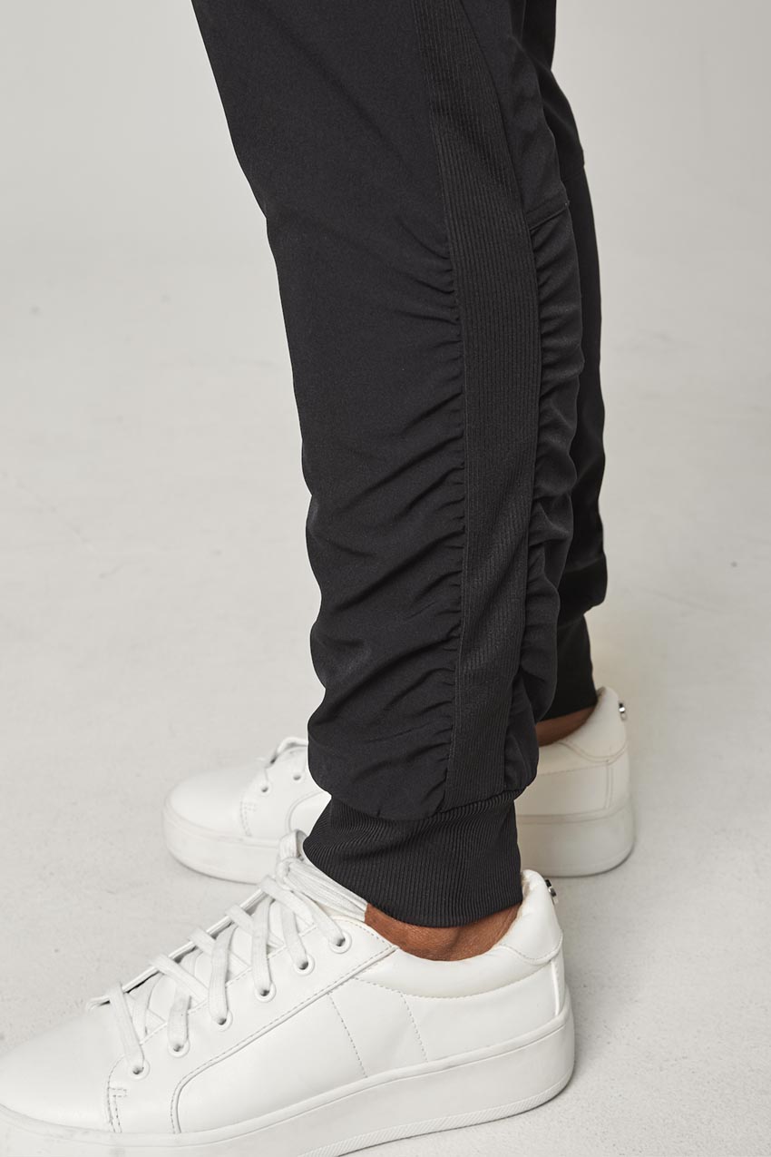 Women’s Woven Ruched Pant - Black
