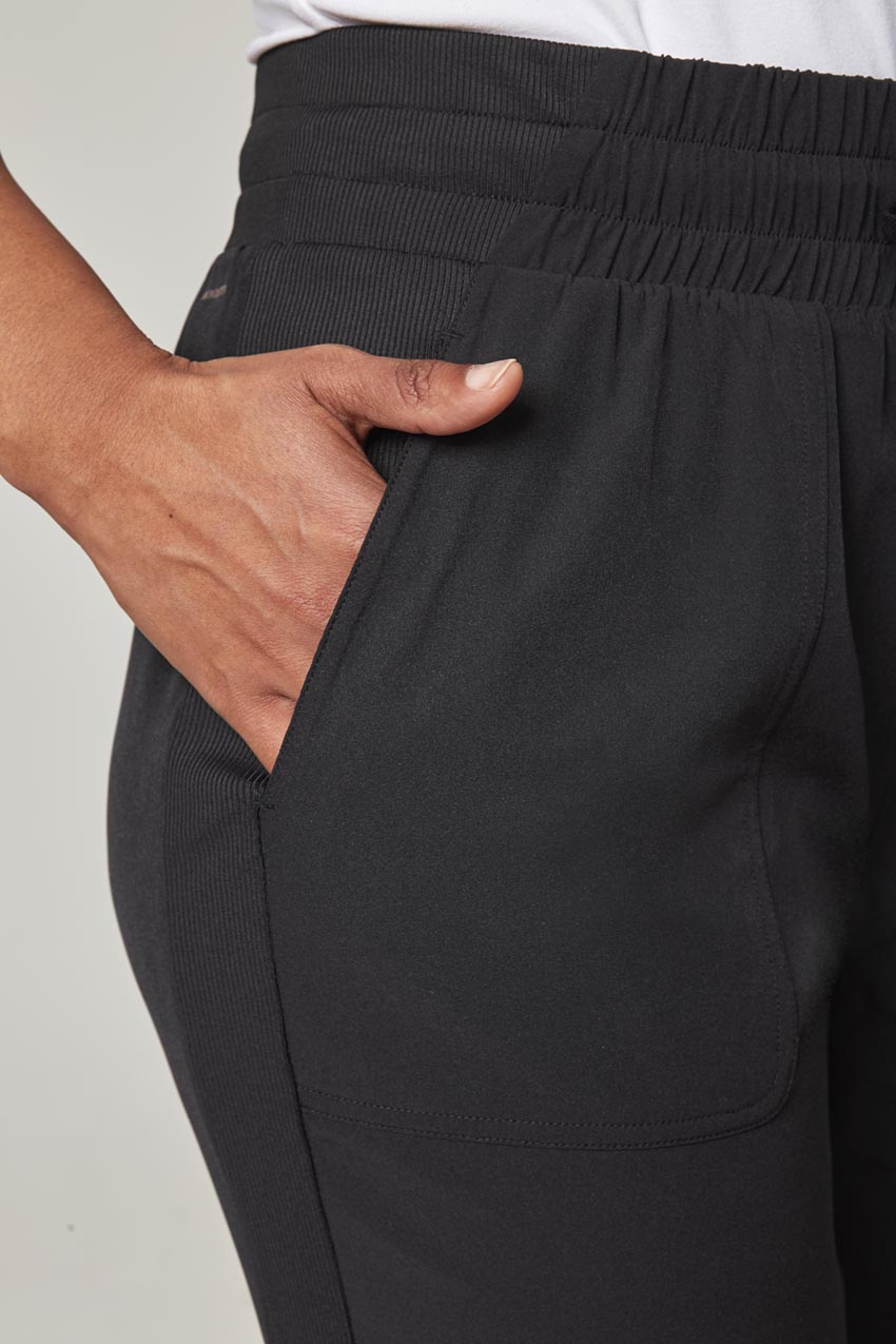 Women’s Woven Ruched Pant - Black