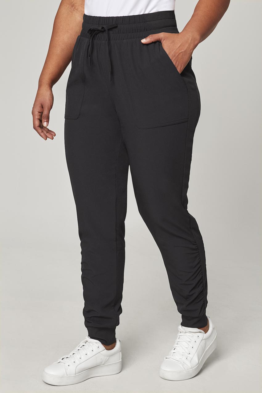 Women’s Woven Ruched Pant - Black