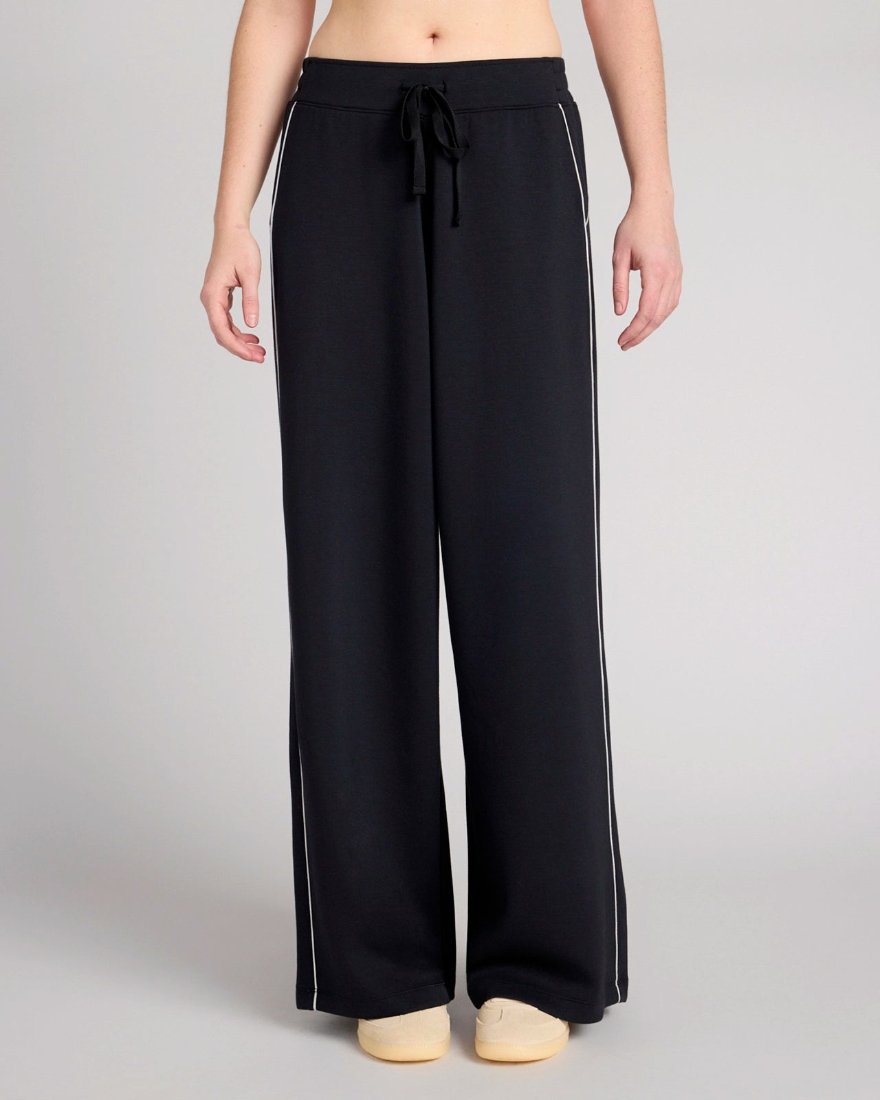The Soft Stretch GRS Certified Recycled Contrast Piping Wide-Leg Pant - Black