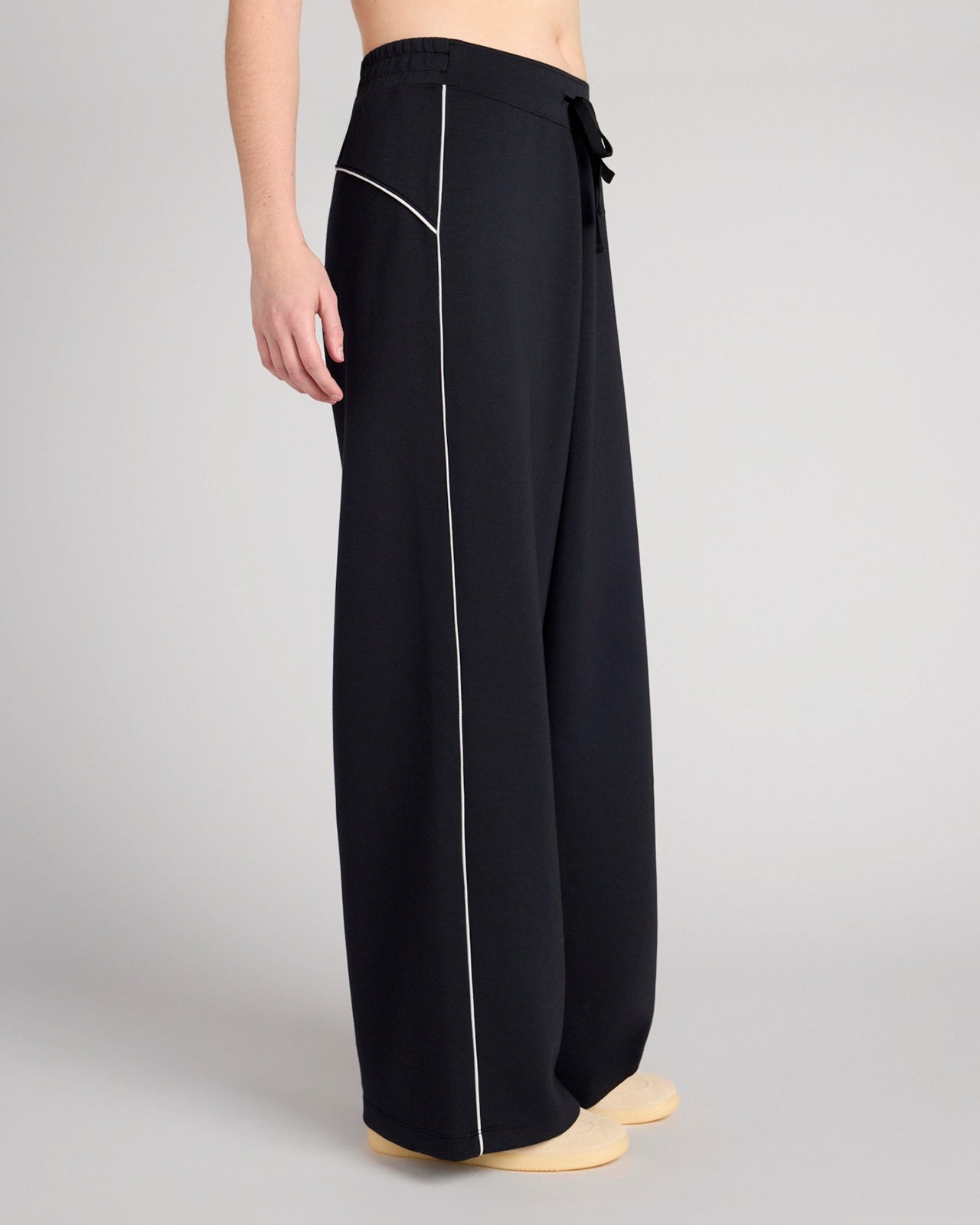 The Soft Stretch GRS Certified Recycled Contrast Piping Wide-Leg Pant - Black