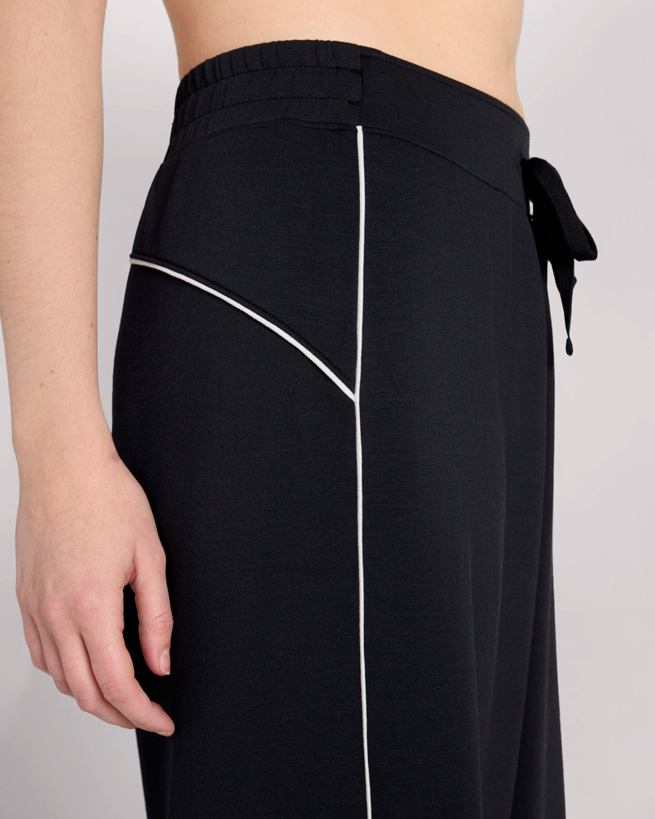 The Soft Stretch GRS Certified Recycled Contrast Piping Wide-Leg Pant - Black