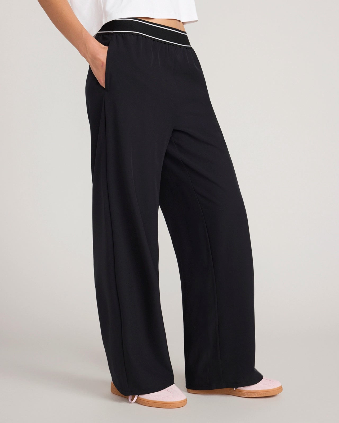 The Soft Stretch Wide Leg Cargo Pant - Black