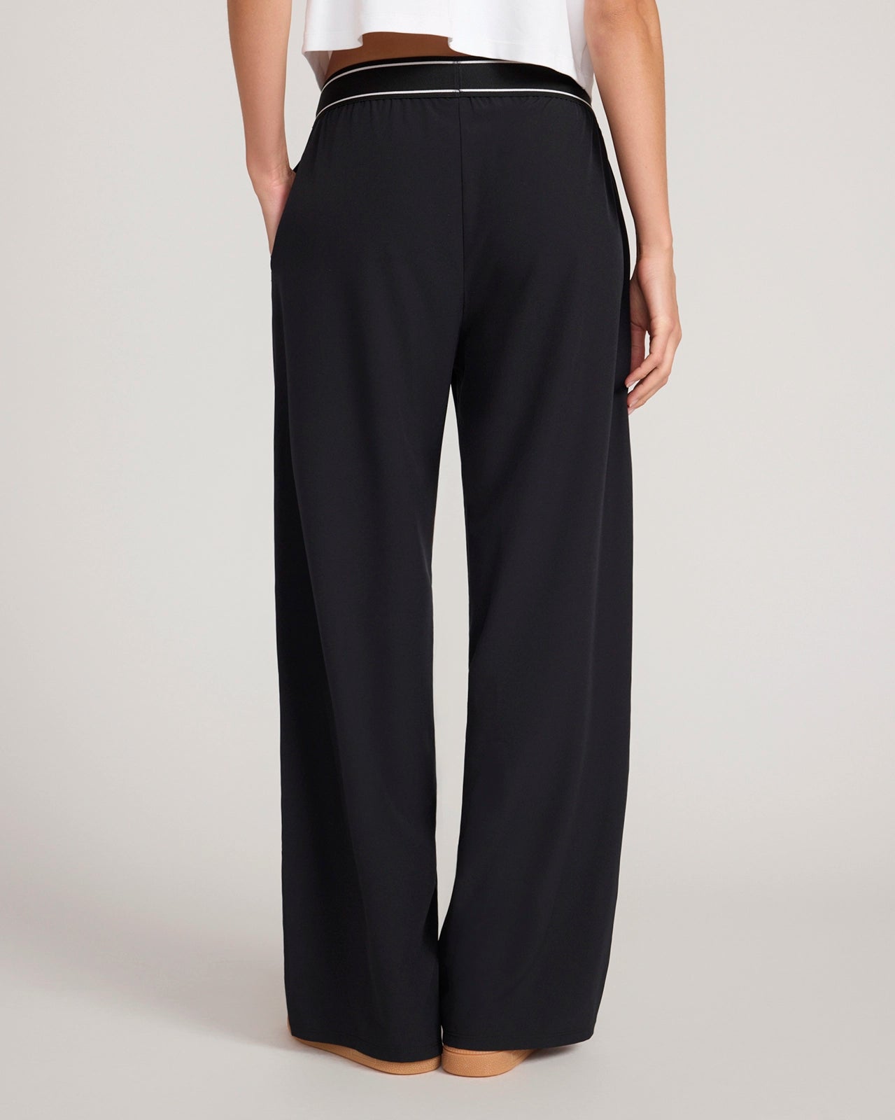 The Soft Stretch Wide Leg Cargo Pant - Black