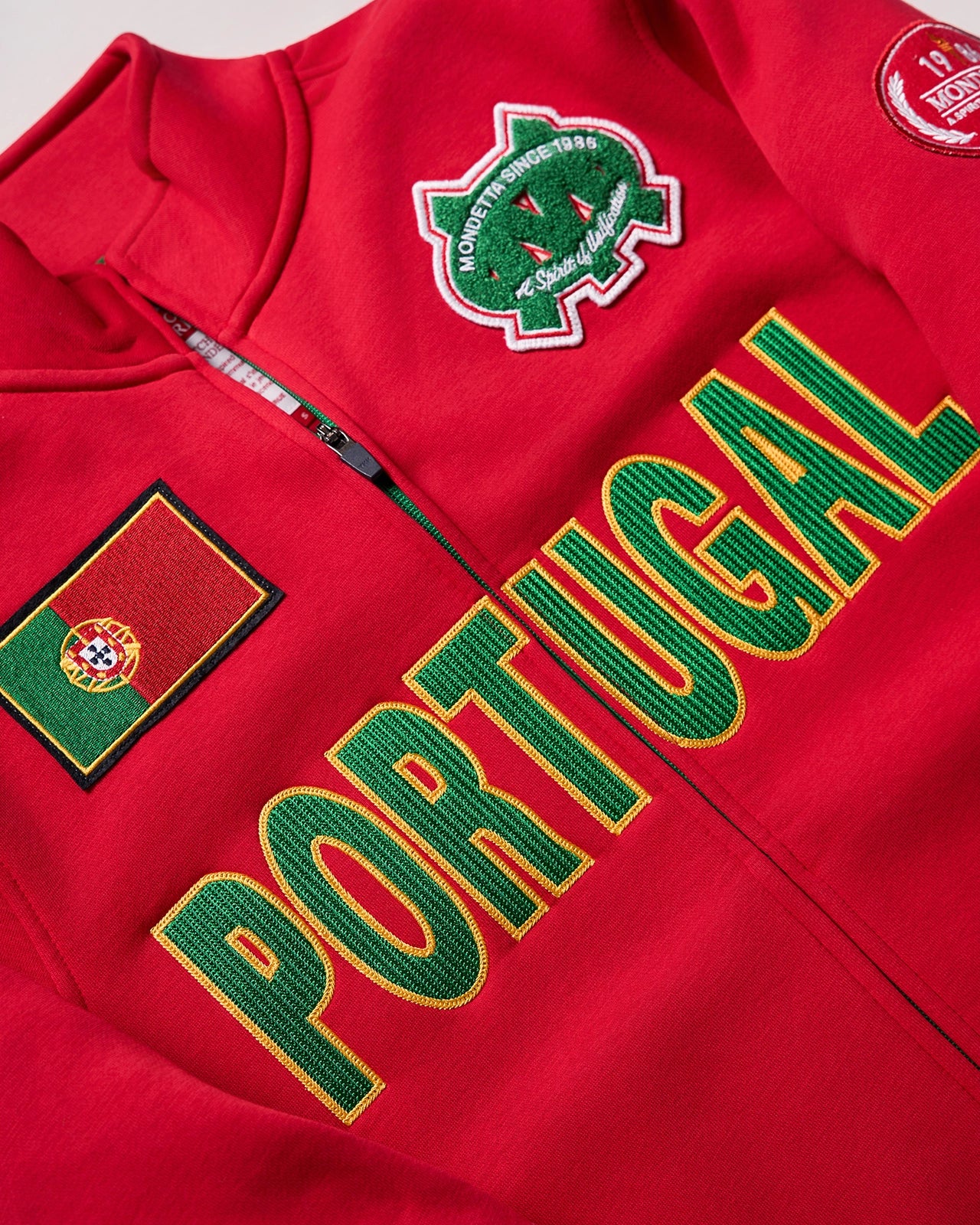 The Pitch World Jacket - Pitch Red/Portugal