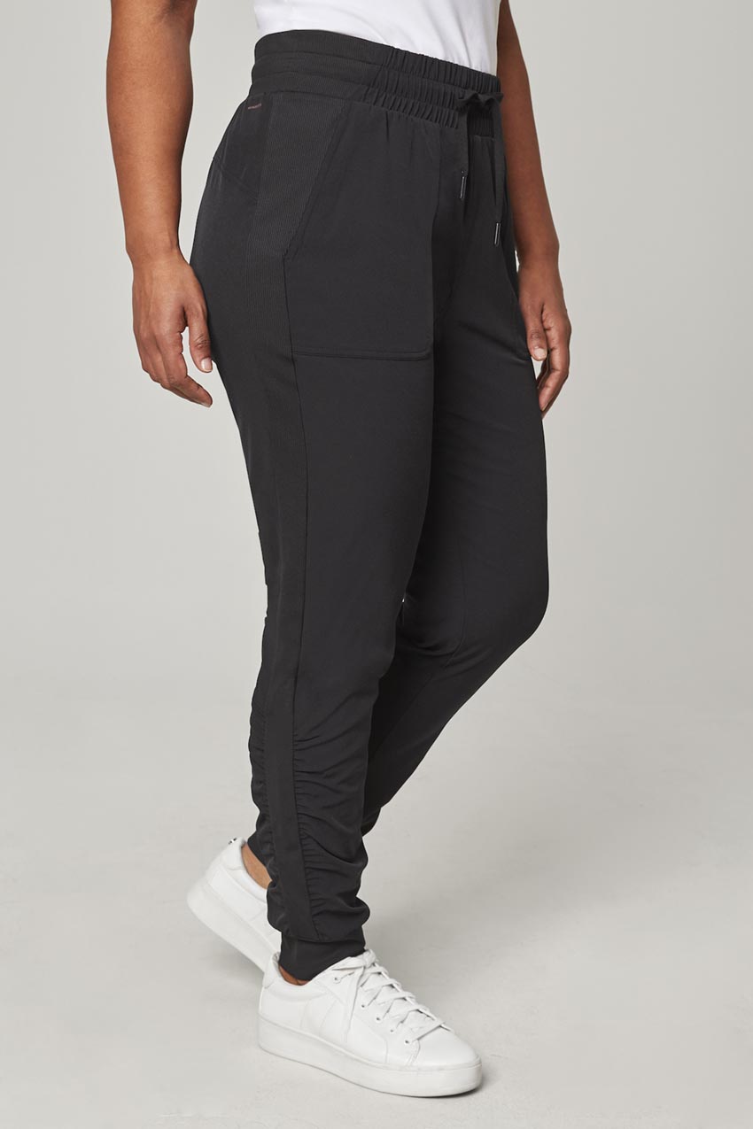 Women’s Woven Ruched Pant - Black