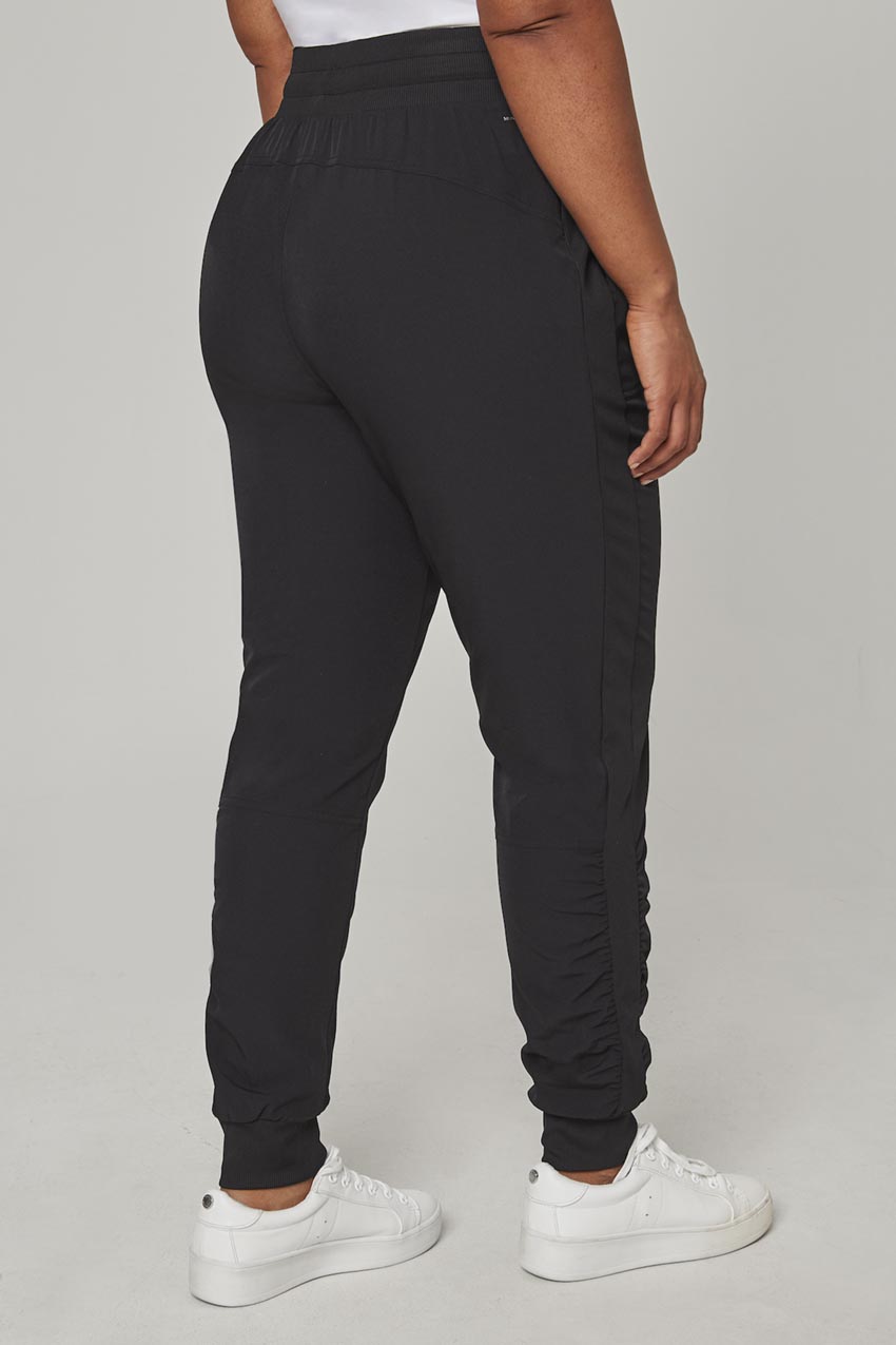 Women’s Woven Ruched Pant - Black