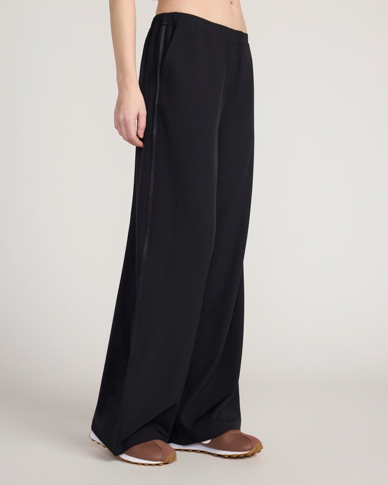 The Soft Stretch Shiny Tape Wide Leg Pant - Black
