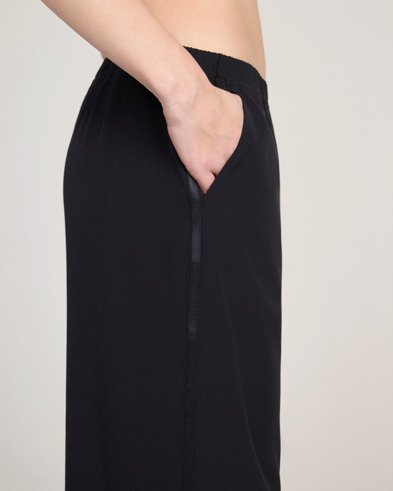 The Soft Stretch Shiny Tape Wide Leg Pant - Black