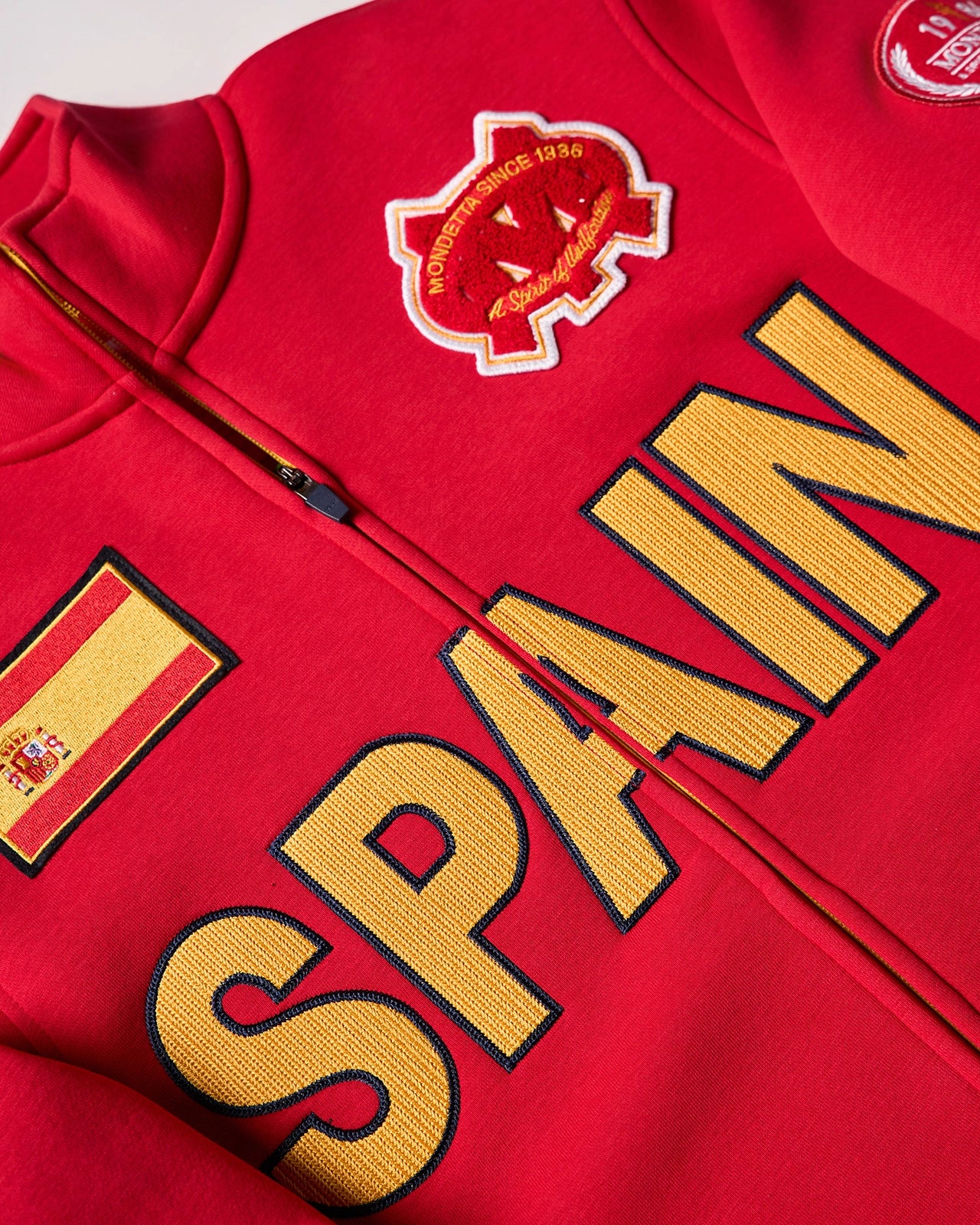 The Pitch World Jacket - Pitch Red/Spain